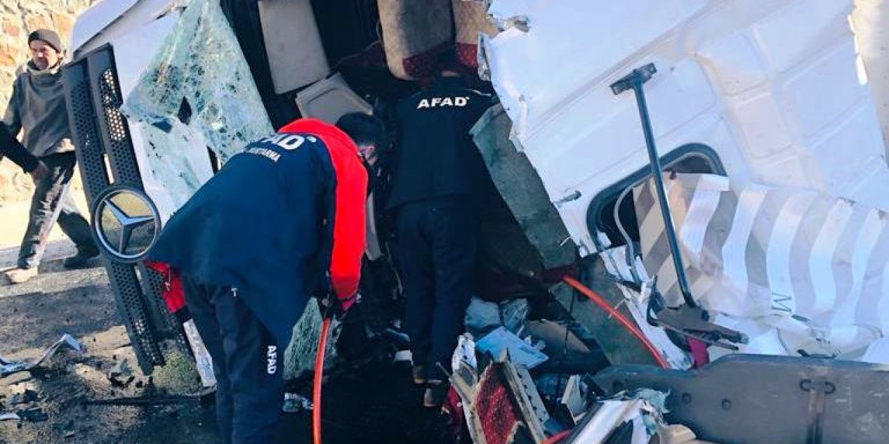 Devrilen Tır'da Sıkışan Sürücüyü Afad Ekipleri Kurtardı