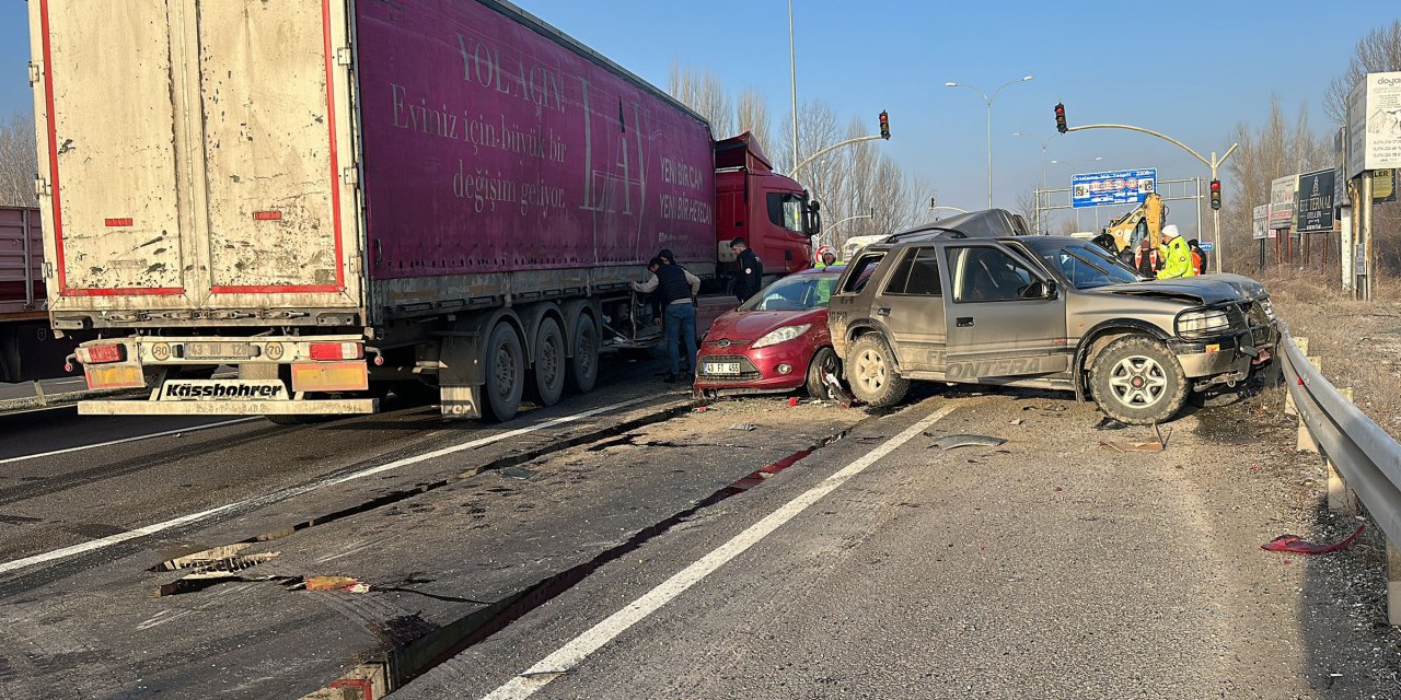 Kütahya'da 8 Aracın Karıştığı Zincirleme Kaza: 4 Yaralı
