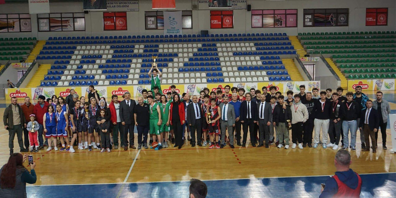 Rize’de Okullar Arası Basketbol Turnuvasında Şampiyonlar Kupalarını Aldı