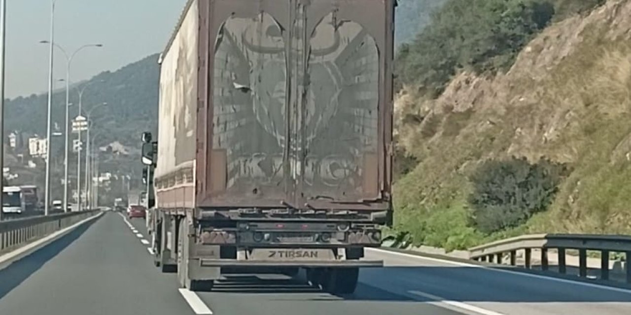 Otoyolda Sürücüsünün Hız Sınırını Aştığı Tır'ı Görüntüledi