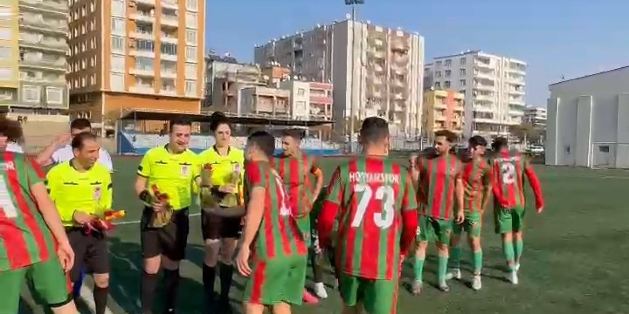 Siirt'te 1'inci Amatör Lig'de Futbolcular, Meler'e Yapılan Saldırıyı Kınayarak Hakemlere Gül Verdi