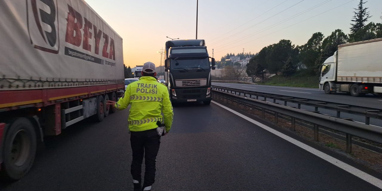 Tem'in İzmit Geçişinde Kaza Sonrası Trafik Yoğunluğu Oluştu