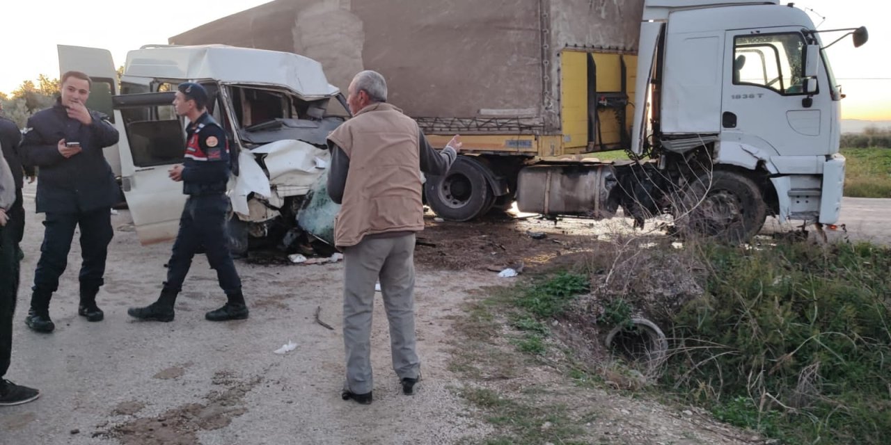 Osmaniye'de Minibüs İle Tır Çarpıştı: 2 Ölü, 2 Yaralı
