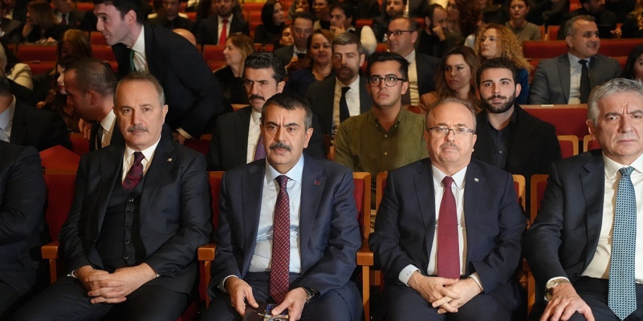 'Cumhuriyete Doğru' Tiyatro Oyunu Bakan Tekin’in Katılımıyla İstanbul’da Sergilendi