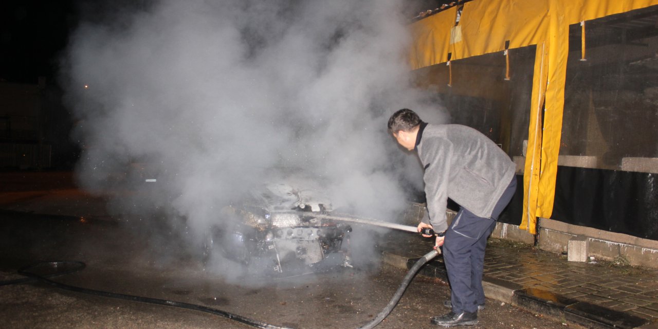 Park Halindeki Otomobil Yandı; 'Kundaklama' Şüphesi