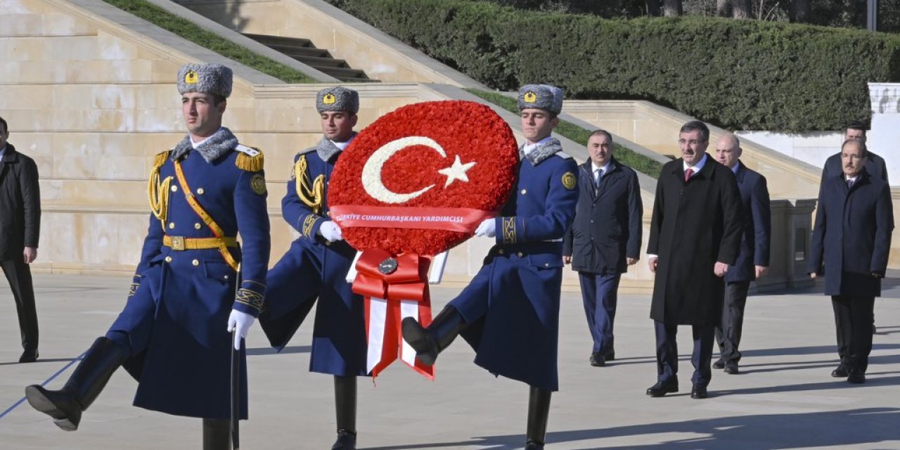 Cumhurbaşkanı Yardımcısı Yılmaz, Bakü’de Türk Şehitliği’ni Ziyaret Etti (2)