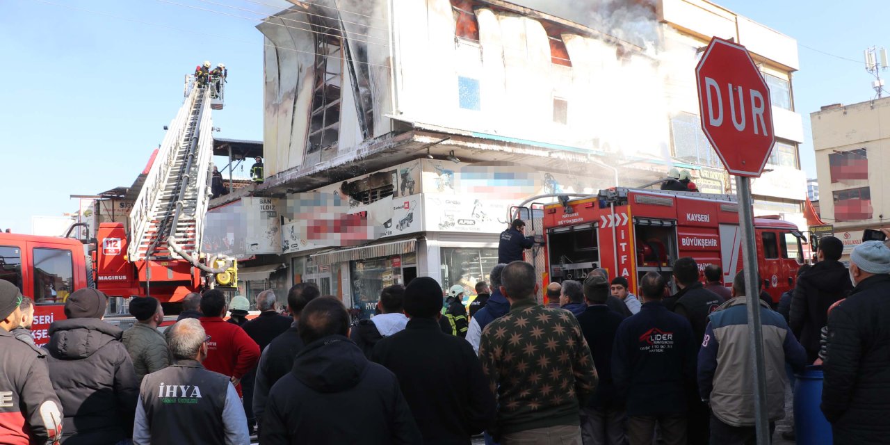 Kayseri'de Tarım Makineleri Satan İş Yerinde Yangın