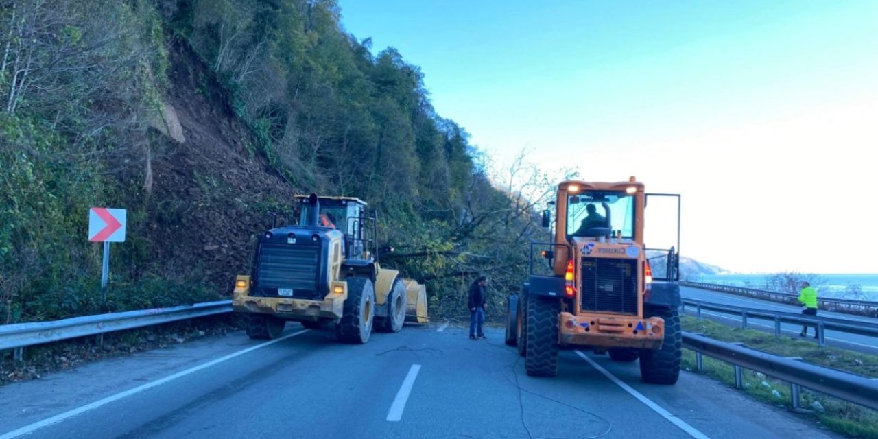 Karadeniz Sahil Yolu'nda Heyelan