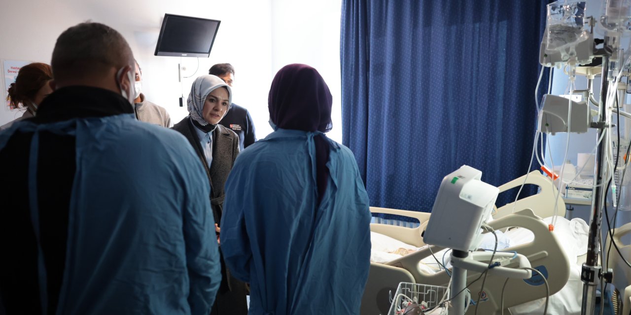 Bakan Göktaş, Köpeklerin Yaraladığı Tunahan'ı Ziyaret Etti