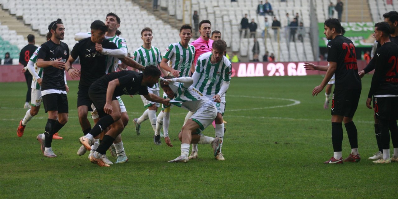 Bursaspor-diyarbekirspor Maçında Saha Karıştı