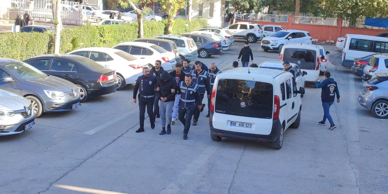 Arkadaşını Tabancayla Başından Vuran Şüpheli Tutuklandı, 3 Kişi De Ev Hapsine Çarptırıldı