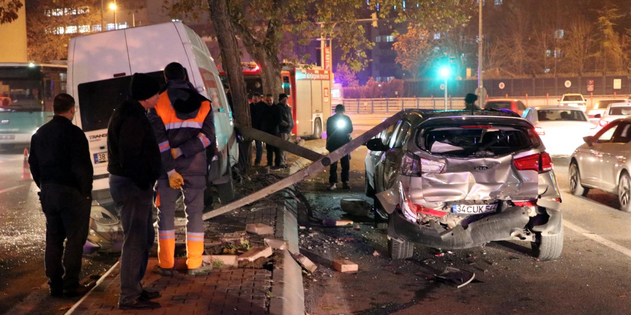 Minibüs İki Araca Çarptıktan Sonra Aydınlatma Direğini Devirdi: 4 Yaralı