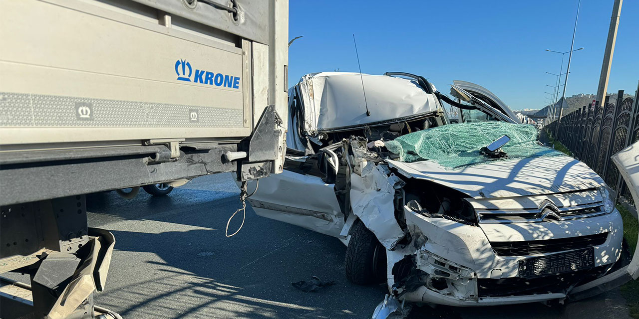 Trabzon'da tıra çarpan Rize plakalı araçtaki 5 kişi yaralandı