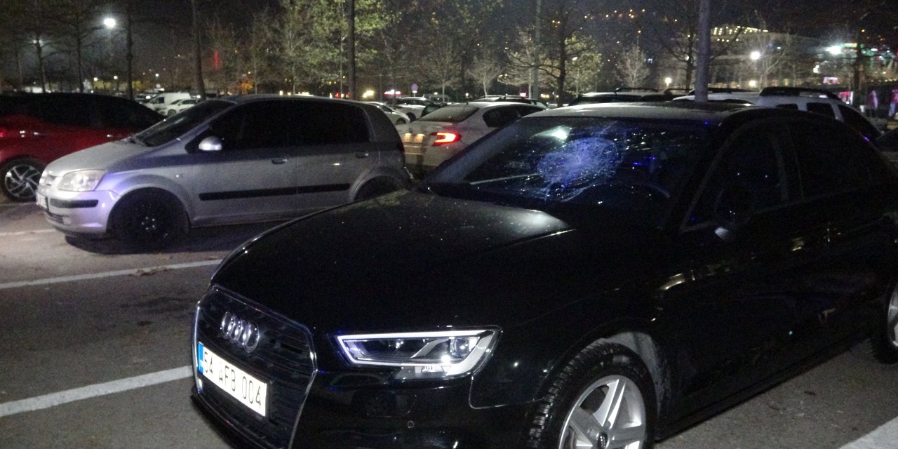 Açık Otoparktaki 35 Aracın Camını Kırdı