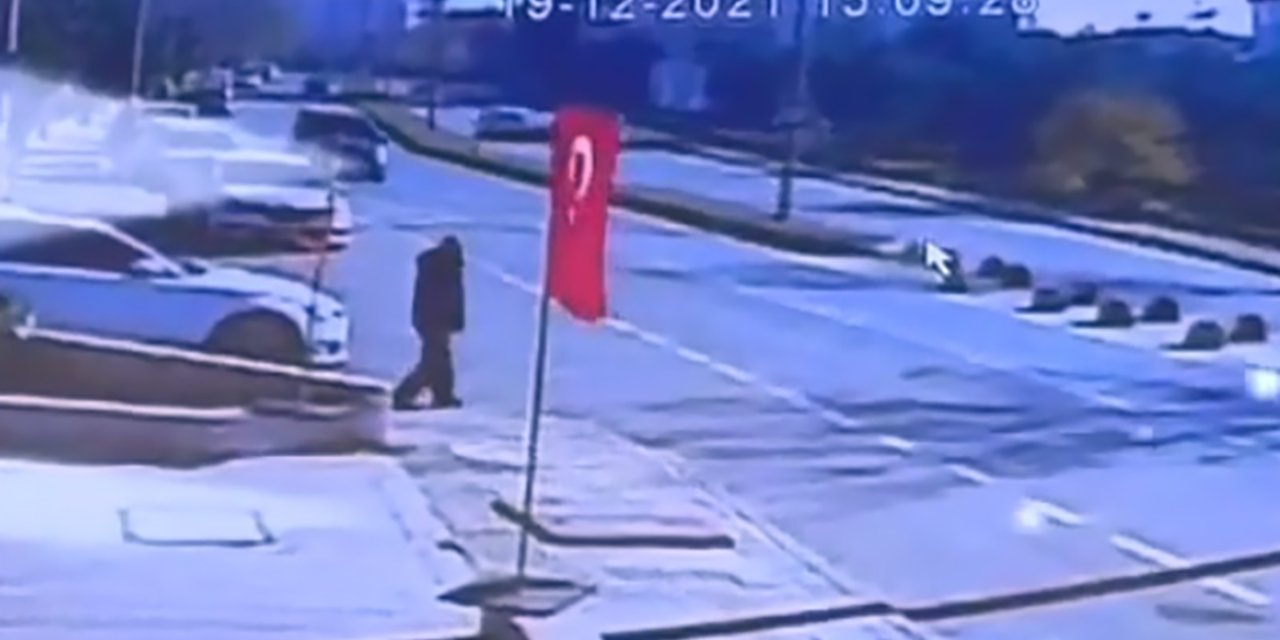 Otomobilden Geri Adımla Kurtulan Yaya, Motosikletin Çarpması İle Öldü