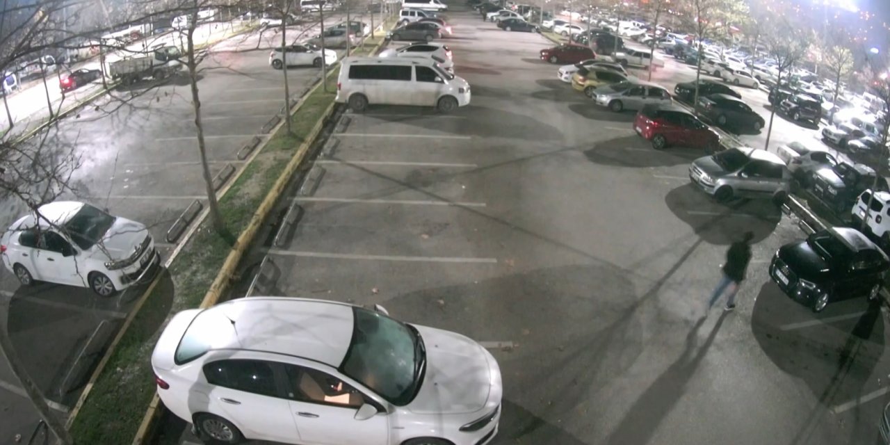 Parke Taşı İle 35 Aracın Camlarını Kıran Şüpheli, Kamerada