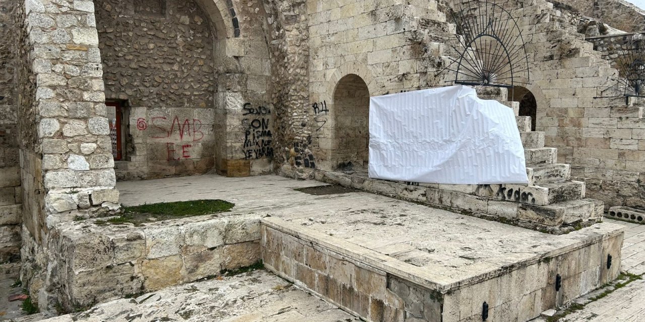 Tarihi Medresedeki Sprey Boyalı Yazılar, Branda İle Kapatıldı