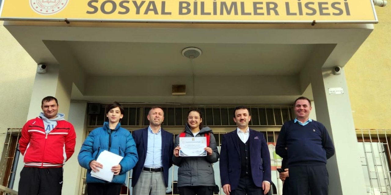 Tuşlu Telefon Kullanan Lise Öğrencisine 'Takdir' Belgesi