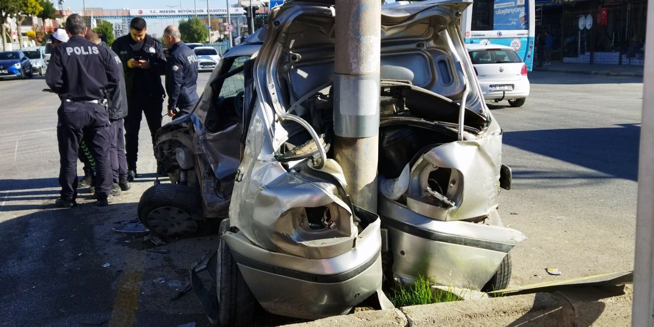 Otomobil, Aydınlatma Direğine Çarptı; 1'i Ağır 2 Yaralı