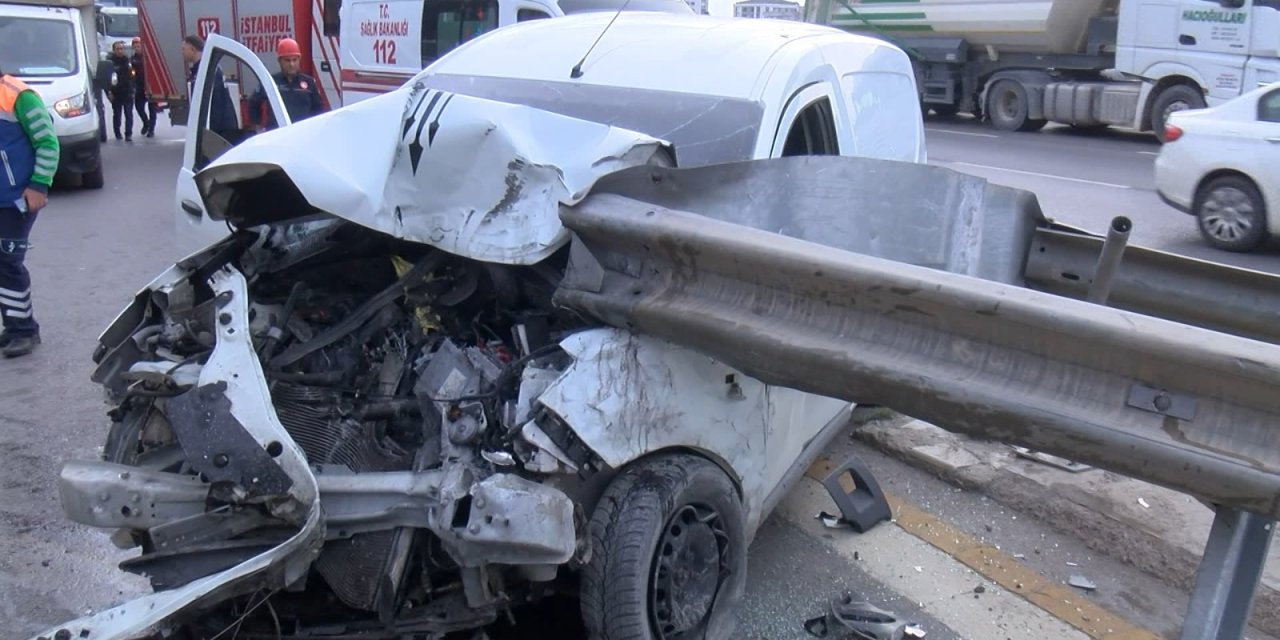 Maltepe'de Hafif Ticari Araç Bariyerlere Çarptı: 2 Yaralı