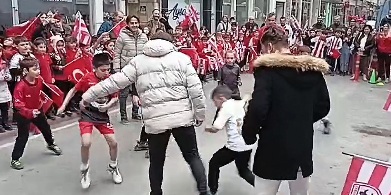 Samsunspor’un Eski Futbolcuları Çocuklarla Sokak Futbolu Oynadı