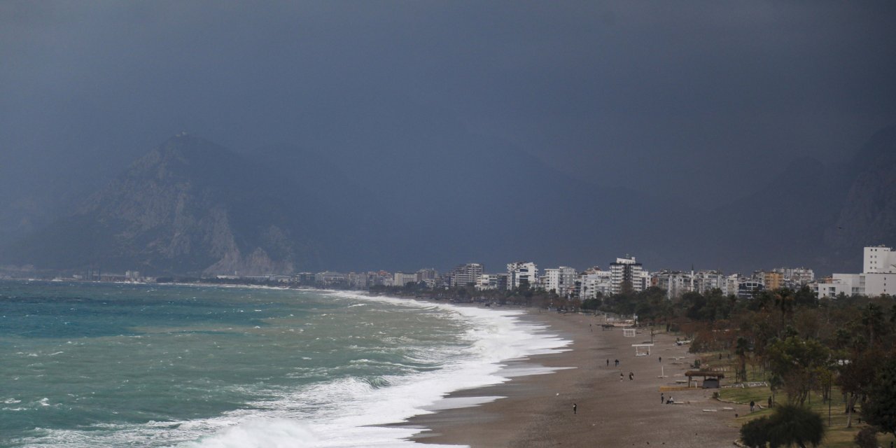 Antalya'da Fırtına; Uçak Seferleri İptal
