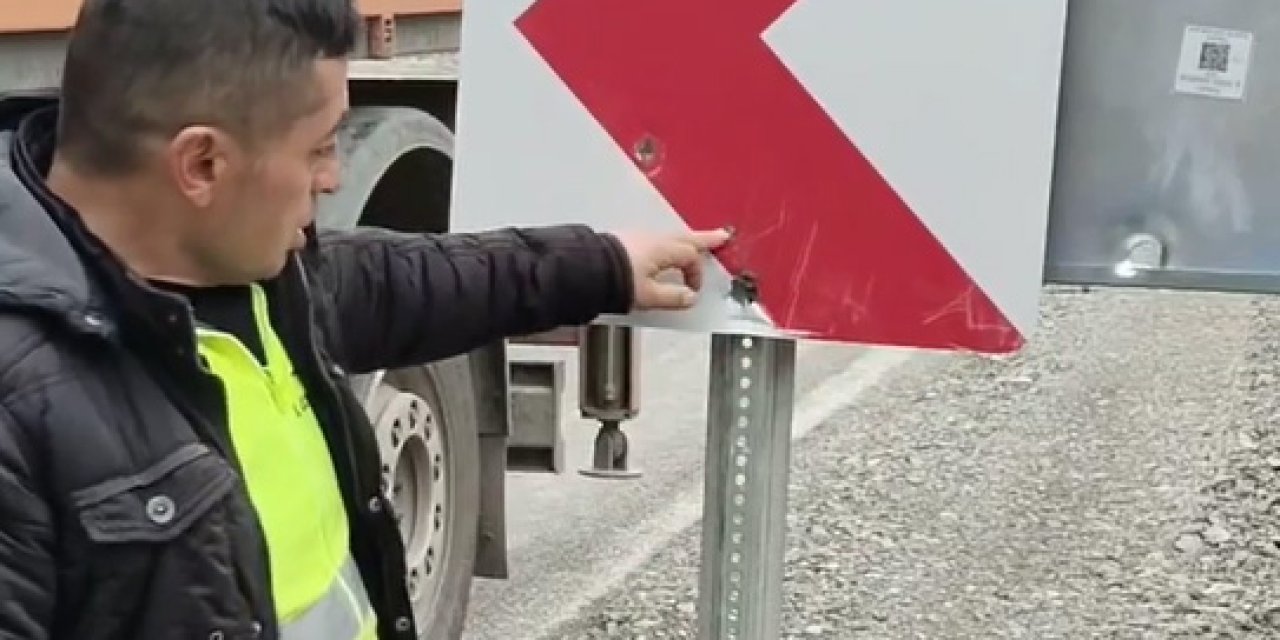 24 Saat Önce Yeniledikleri Yol Tabelasının Kurşunlanmasına Video Kaydıyla Tepki Gösterdi