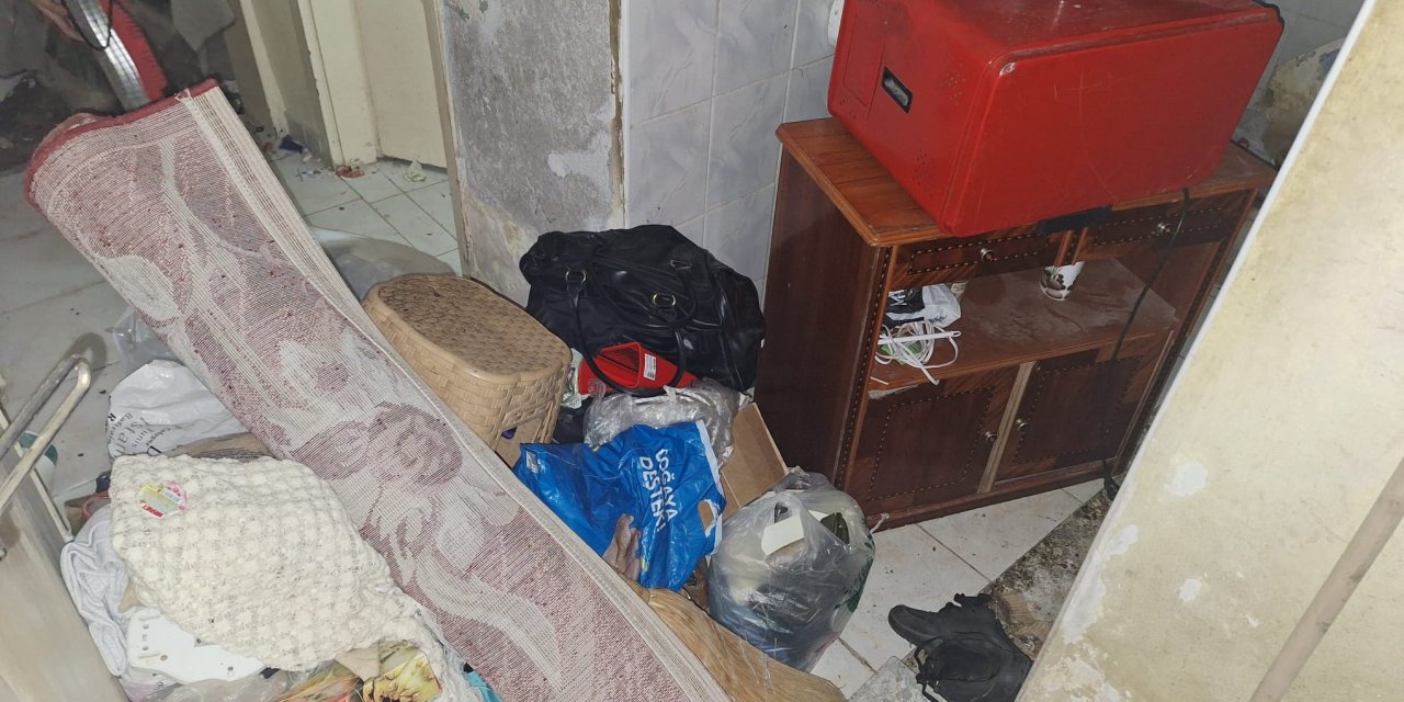 3 Ton Çöp Çıkan Evde 20 Bin Lira Bulundu