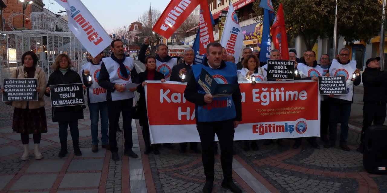 Edirne'de, 'Kalıcı Yaz Saati' Uygulamasına Gemici Fenerleriyle Protesto