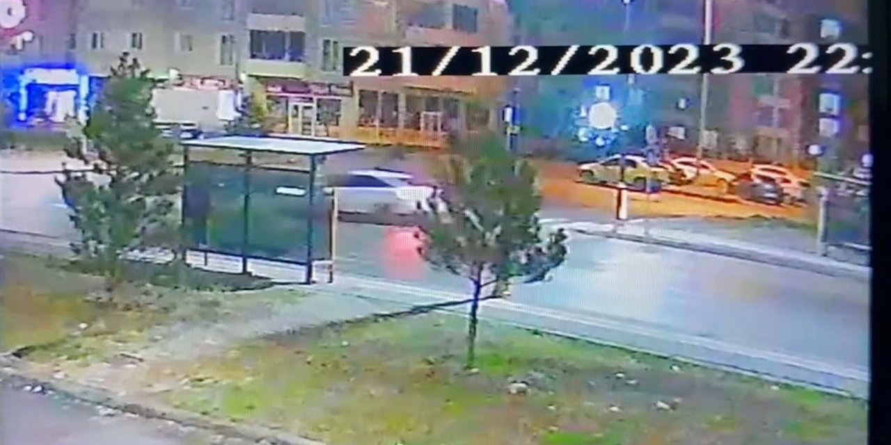 Otomobilin Çarptığı Yaya Ağır Yaralandı; Kaza Kamerada