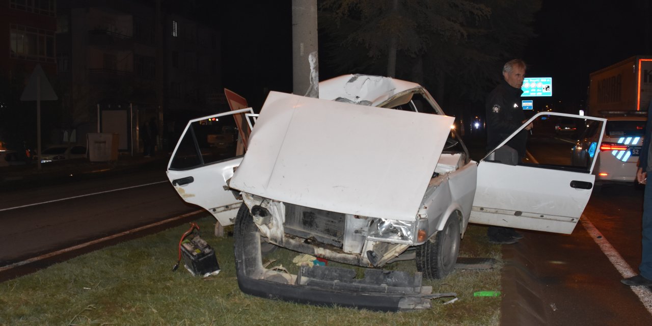 Ordu'da, Aydınlatma Direğine Çarpan Otomobildeki 3 Kişi Yaralandı