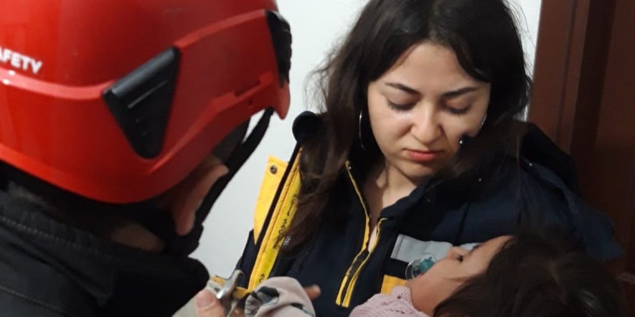 Ayağı Düdüklü Tencereye Sıkışan Asel Bebeği İtfaiye Ekipleri Kurtardı