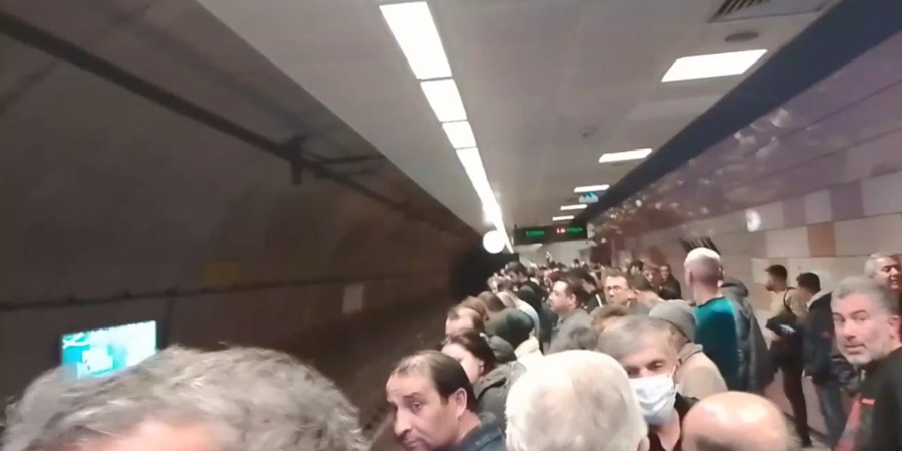 Kadıköy-sabiha Gökçen Metrosunda Meydana Gelen Arıza Yolcuları İsyan Ettirdi