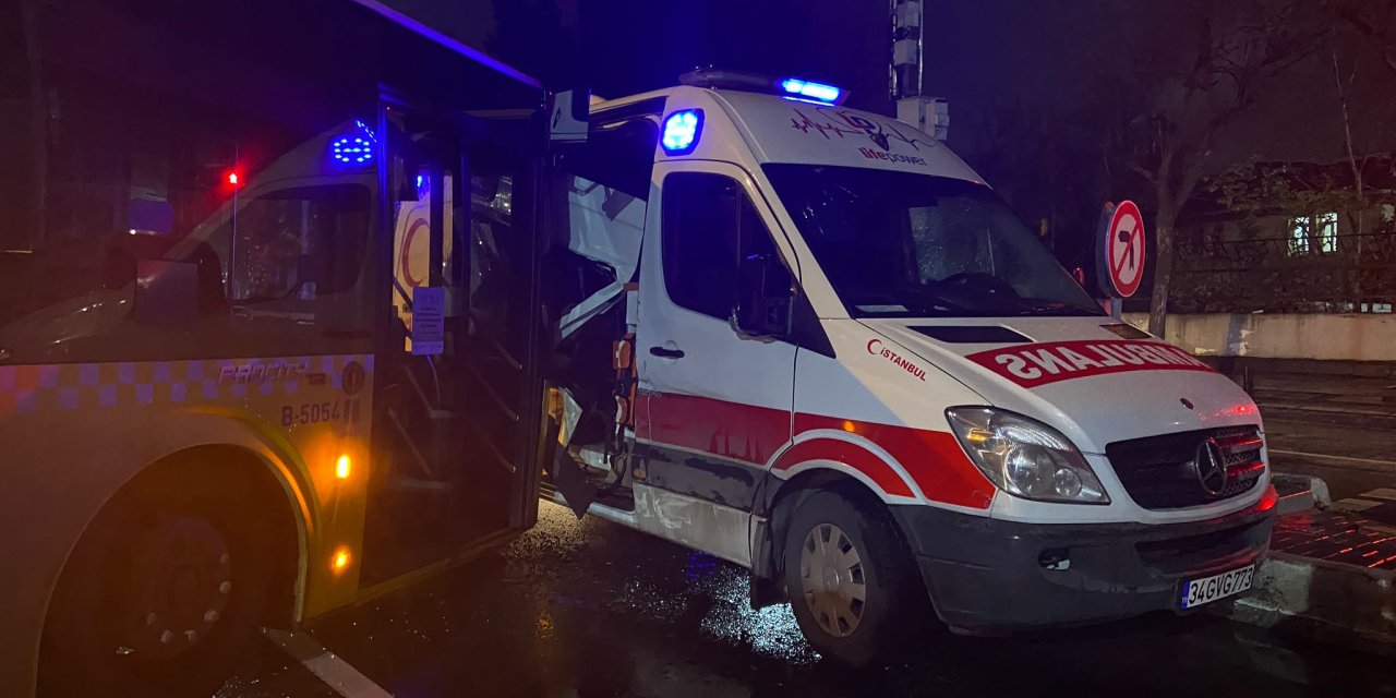 Bahçelievler'de Ambulans Ve İett Otobüsü Kaza Yaptı