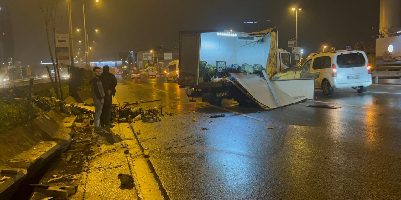 Kadıköy D-100'de, Bariyerlere Çarpan Kamyonette Bulunan Meyveler Yola Saçıldı