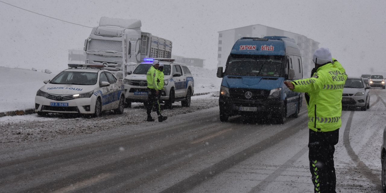 Bitlis'in Yükseklerinde Kar Kalınlığı 50 Santimetreye Ulaştı