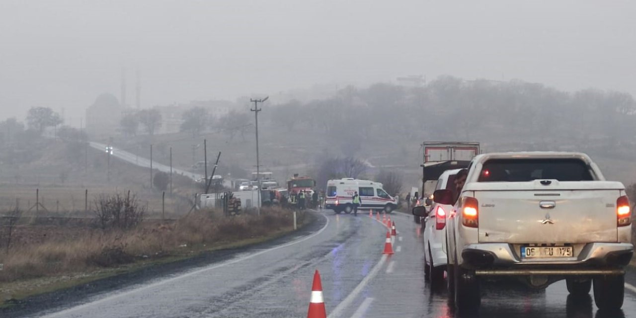 Halk Otobüsü Şarampole Devrildi; 3 Yolcu Yaralı