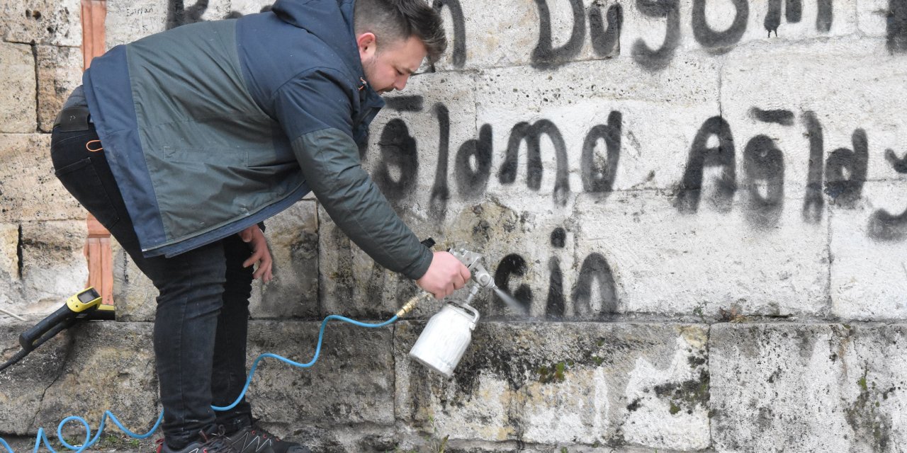Tarihi Medresedeki Sprey Boyalı Yazılar, 'Boya Çürütme' İle Silindi