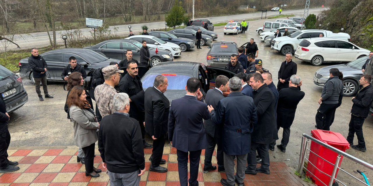 Bakan Tunç, Bartın'da Cenazeye Katıldı (2)