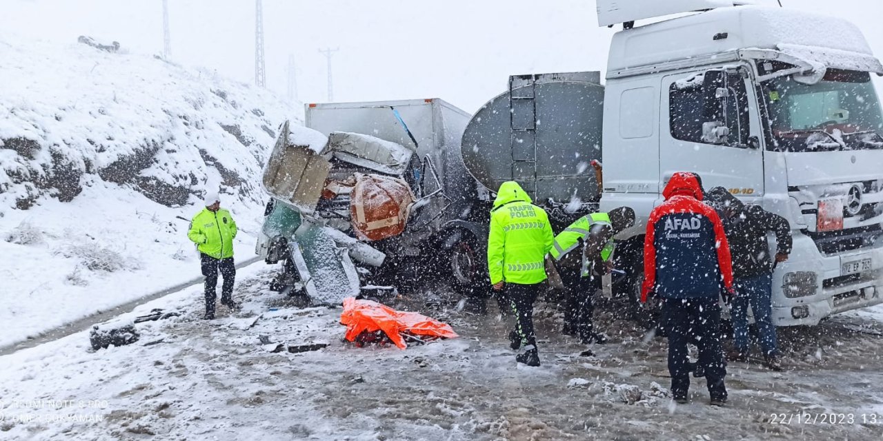 Bitlis'te Karşı Şeride Geçen Yakıt Tankeri, 2 Kamyonetle Çarpıştı: 1 Ölü