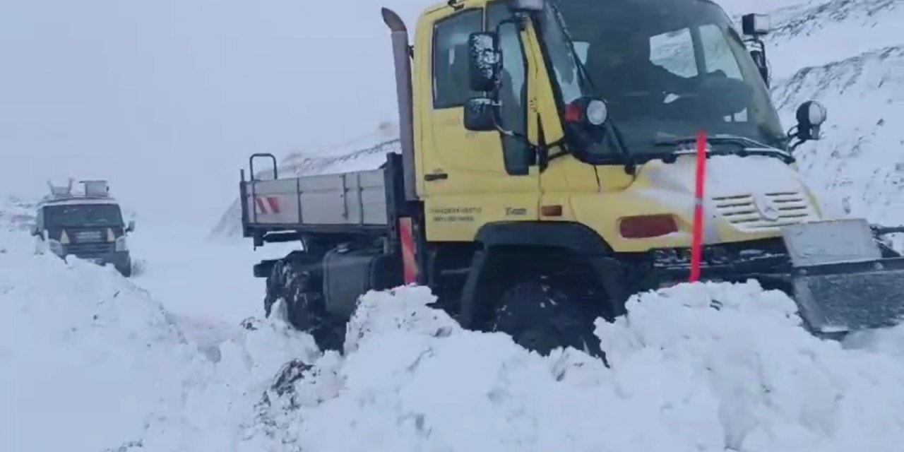 Siirt'te Karda Mahsur Kalan Minibüs Ve Otomobildeki 6 Kişi Kurtarıldı