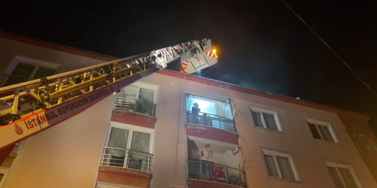 Sancaktepe'de Bodrum Kattan Sızan Dumandan Panikleyenler İtfaiye Merdiveniyle Kurtarıldı