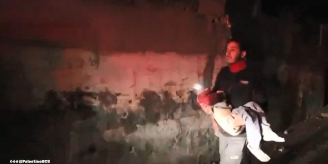 Filistin Kızılayı Ekiplerinin Saldırı Bölgesinden Yaralıları Taşıdığı Anlar Kamerada