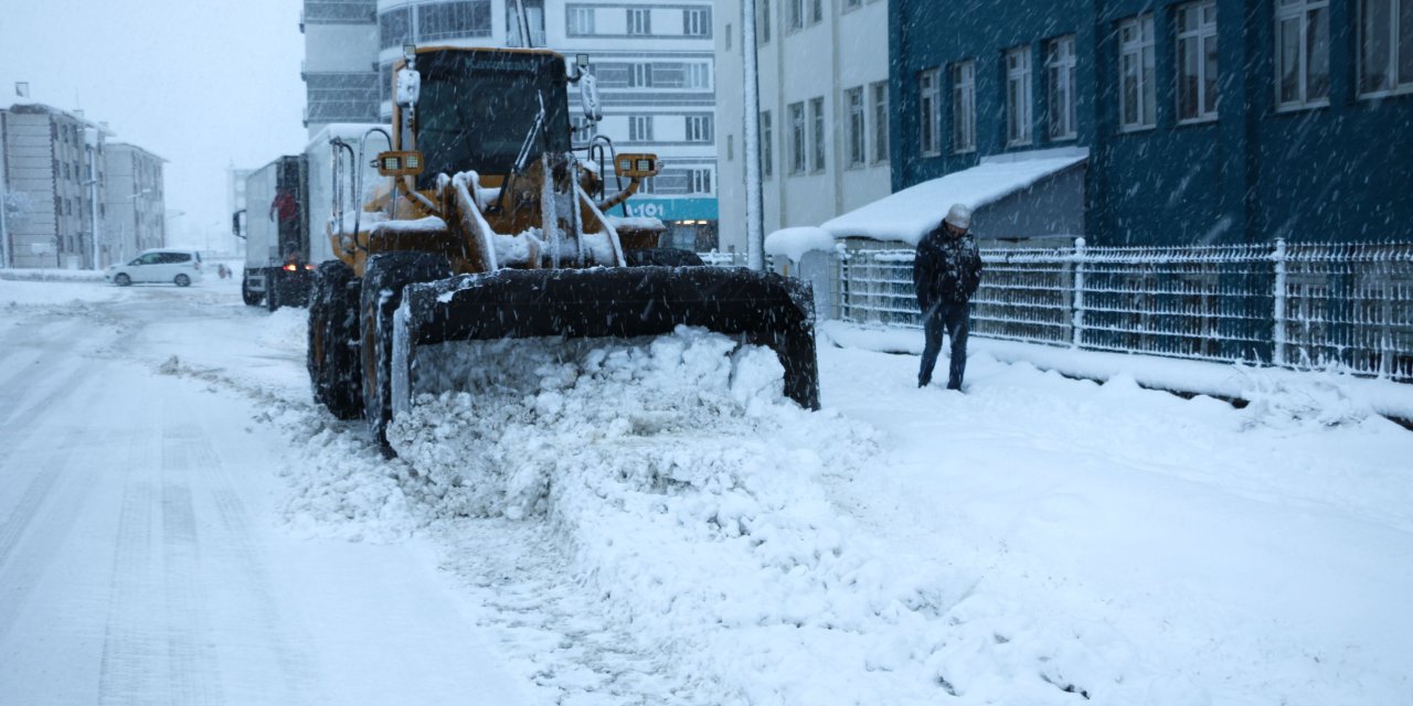 Bitlis'te Kar Yağışı; 20 Köy Yolu Ulaşıma Kapandı