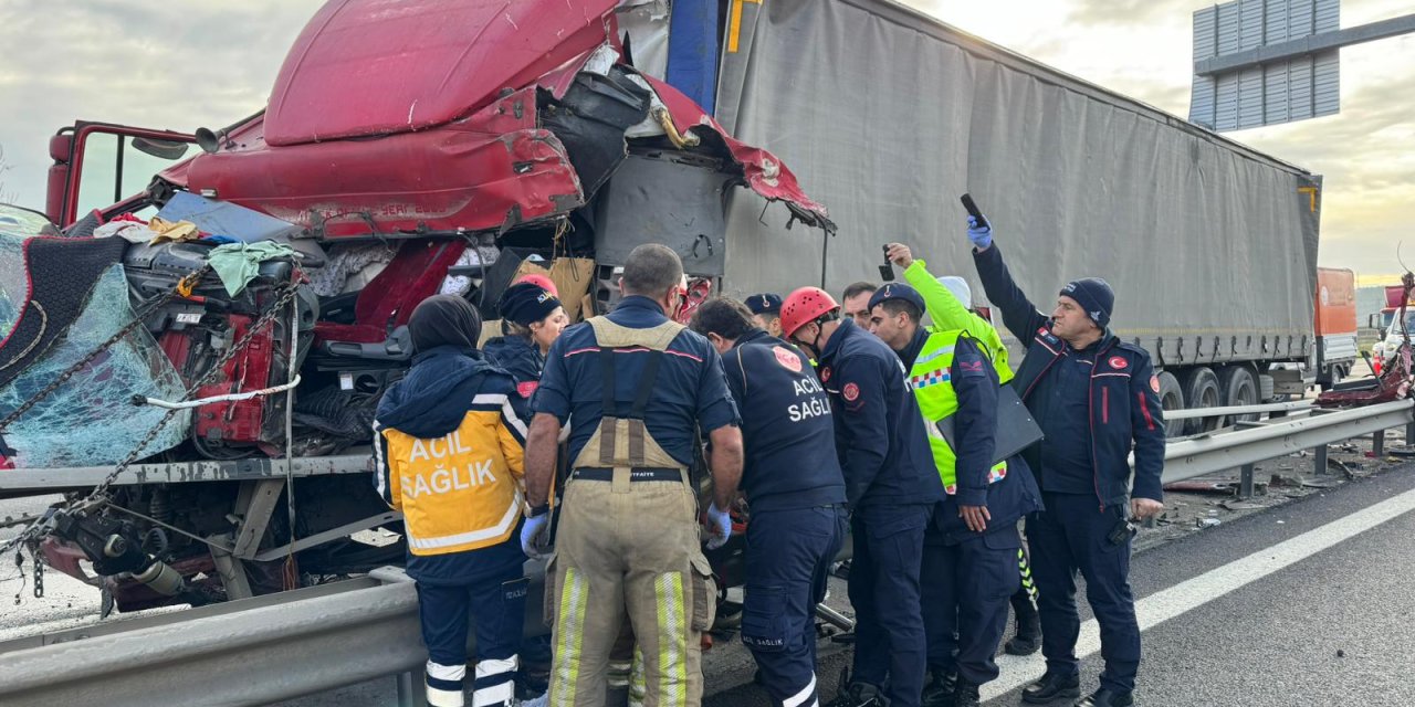 Büyükçekmece'de Lastiği Patlayan Tır Kaza Yaptı; Sıkışan Sürücüyü İtfaiye Kurtardı