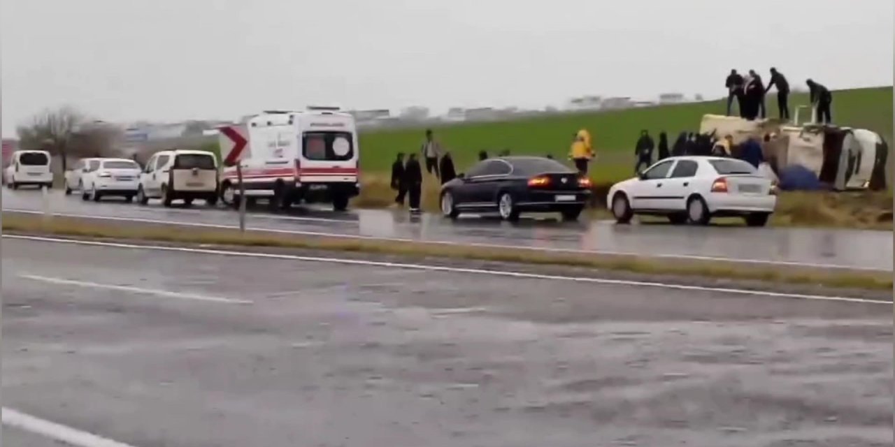 Kamyonet Yol Kenarına Savruldu: 7 Yaralı