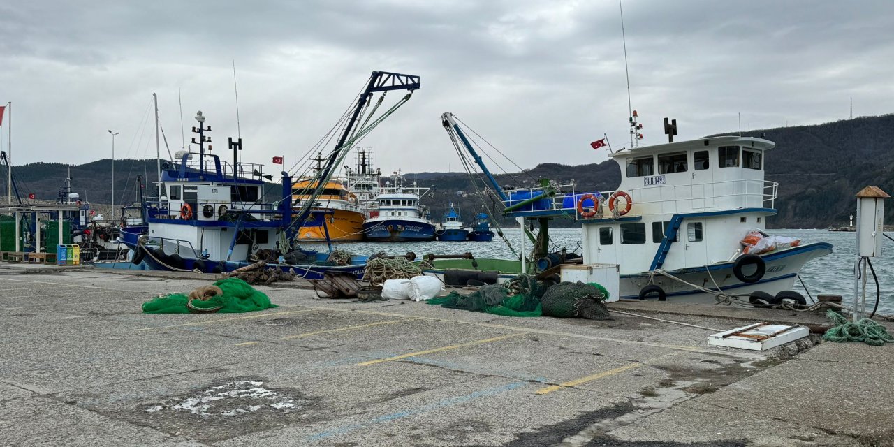 Amasra'da Fırtına; Balıkçı Tekneleri İle Destek Gemileri Limana Çekildi