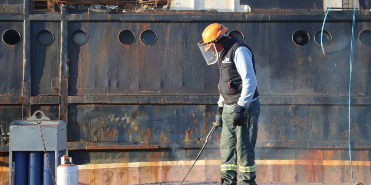 Zonguldak'ta Karaya Oturan Geminin Söküm Çalışması Başladı