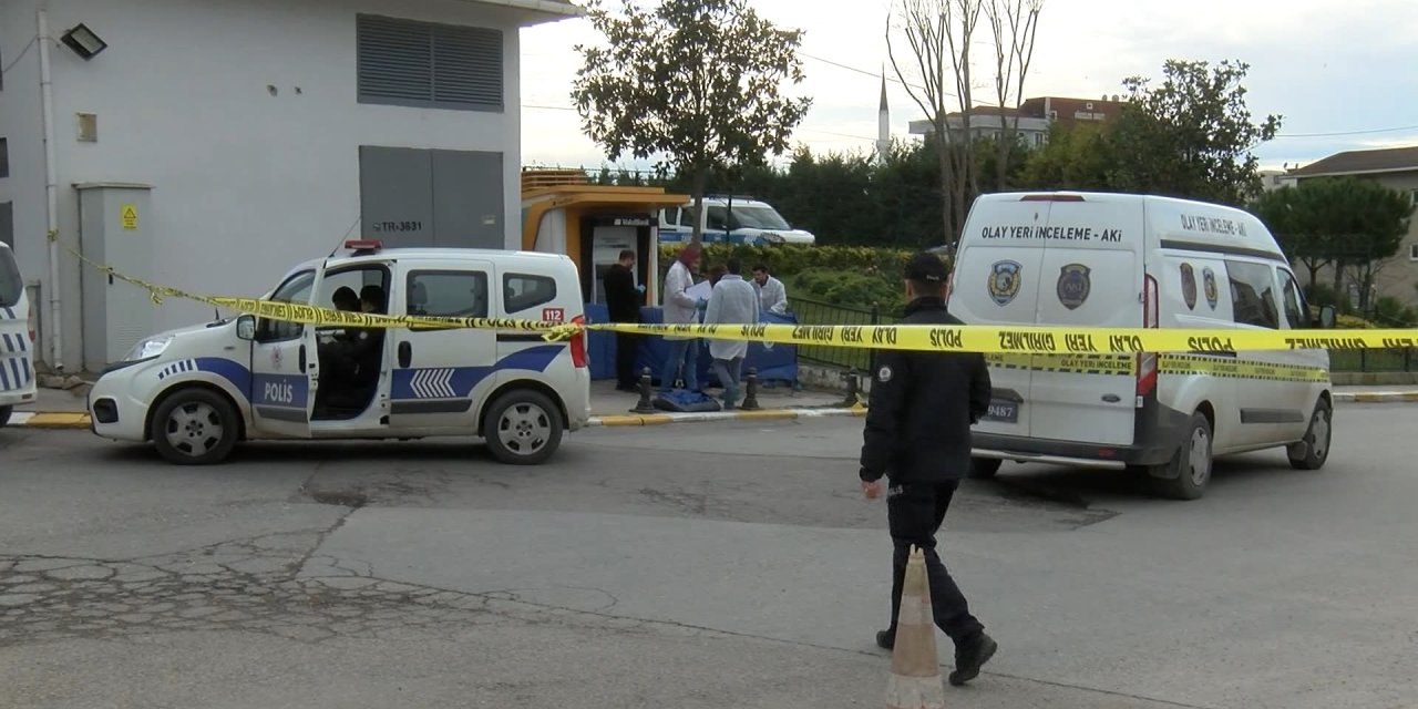 Pendik'te Atm'de İşlem Yaparken Başından Vuruldu