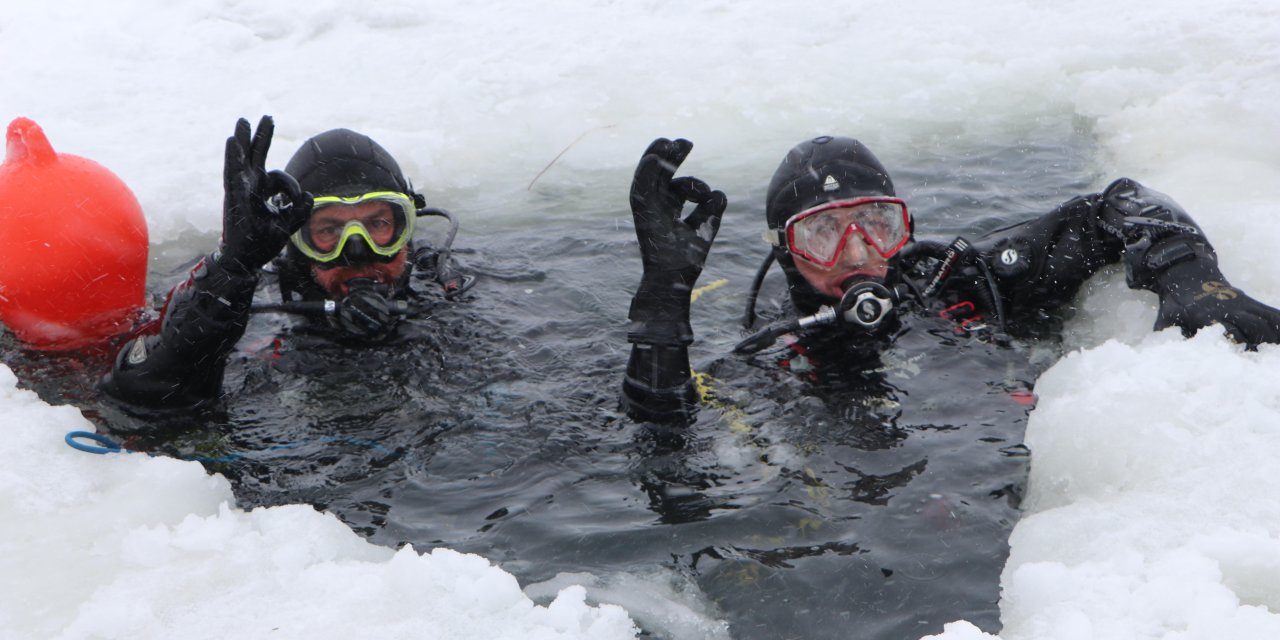 Palandöken'in 2 Bin 500 Rakımında 'Buz Dalışı'